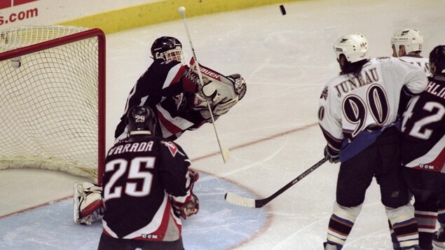 Dominik Hasek (no 39) et Joé Juneau (no 90) Dominik Hasek (no 39) et Joé Juneau (no 90)