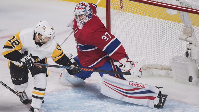 Dominik Simon (à gauche) déjoue Antti Niemi. Dominik Simon (à gauche) déjoue Antti Niemi.