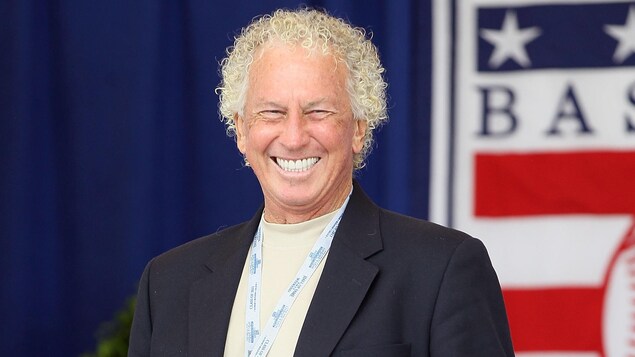 Il sourit lors d'un événement du Temple de la renommée du baseball en 2011.