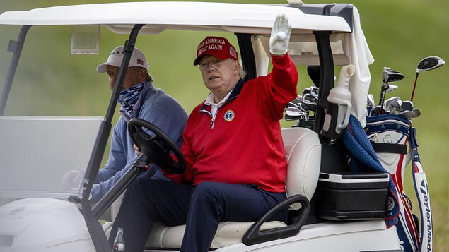 Deux hommes dans une voiturette de golf