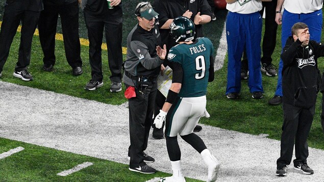 Doug Pederson (gauche) et Nick Foles (droite) Doug Pederson (gauche) et Nick Foles (droite)