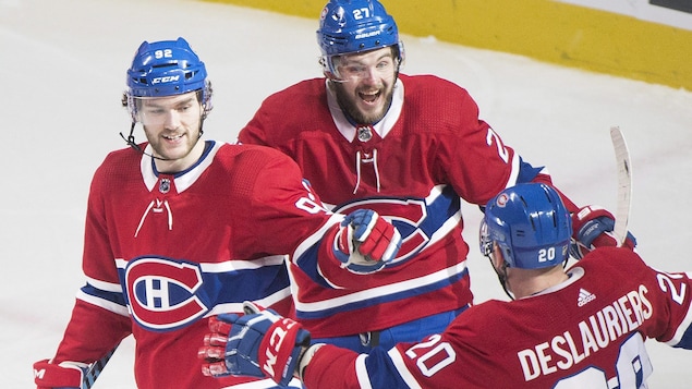 Jonathan Drouin et Alex Galchenyuk, de face, ainsi que Nicolas Deslauriers, de dos, se rejoignent pour célébrer le but de ce dernier. Jonathan Drouin et Alex Galchenyuk, de face, ainsi que Nicolas Deslauriers, de dos, se rejoignent pour célébrer le but de ce dernier.