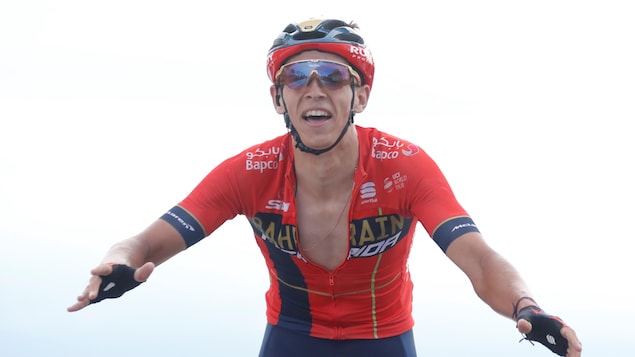 Le Belge Dylan Teuns franchit l'arrivée de la sixième étape du Tour de France.
