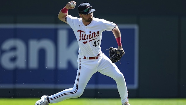 Édouard Julien sans coup sûr, mais efficace en défense à son premier match avec les Twins