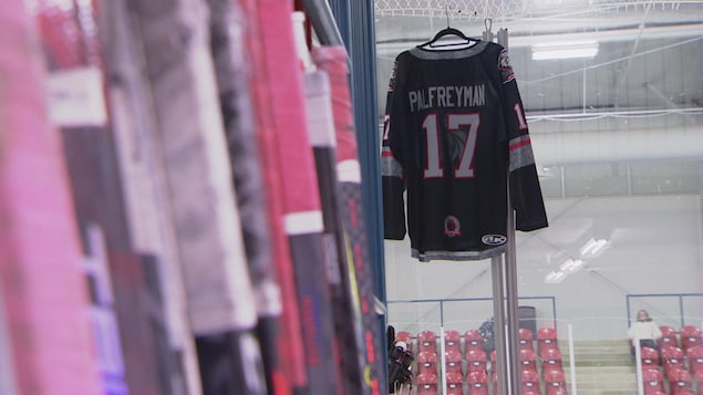 « On fait tout ça pour lui » : une équipe de hockey junior joue pour honorer son capitaine