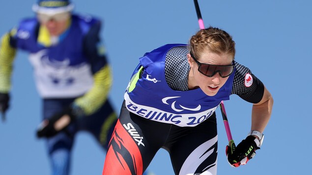 Emily Young sur ses skis de fond lors d'une épreuve de parabiathlon.