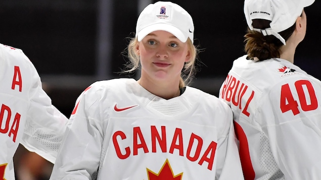 Une hockeyeuse représente le Canada.