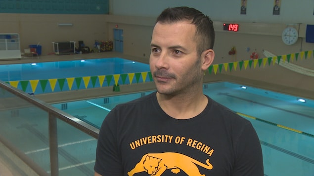 Abderrahmane Tissira en entrevue dans les gradins menant à la piscine des Cougars de l'Université de Regina.