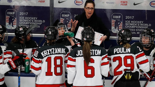 L'entraîneuse-chef Laura Schuler et l'équipe canadienne de hockey féminin L'entraîneuse-chef Laura Schuler et l'équipe canadienne de hockey féminin