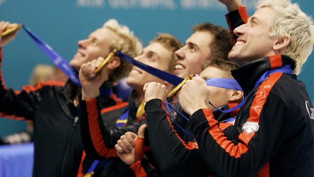 De gauche à droite: Jonathan Guillemette, François-Louis Tremblay, Éric Bédard, Mathieu Turcotte et Marc Gagnon montrent fièrement la médaille d'or qu'ils ont remportée au relais des Jeux olympiques de Salt Lake City en 2002 De gauche à droite: Jonathan Guillemette, François-Louis Tremblay, Éric Bédard, Mathieu Turcotte et Marc Gagnon montrent fièrement la médaille d'or qu'ils ont remportée au relais des Jeux olympiques de Salt Lake City en 2002