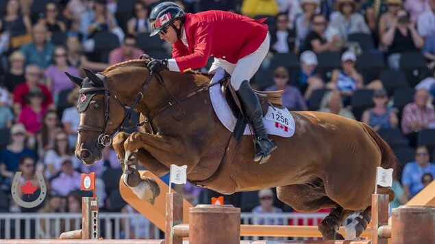 Éric Lamaze sur Chacco Kid franchit un obstacle aux Jeux équestres mondiaux