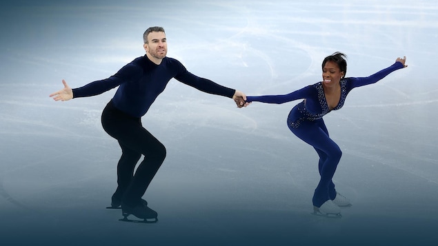 Un couple de patineurs artistiques patine de reculons en se tenant la main.