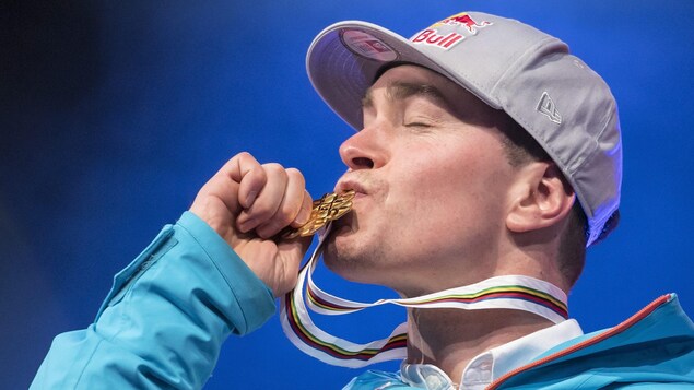 Erik Guay avec sa médaille d'or du super-G.