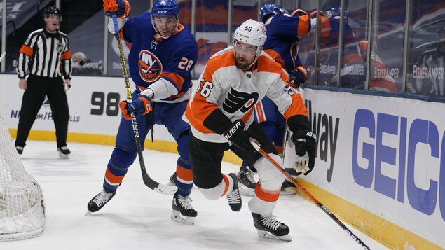 Un joueur de hockey.