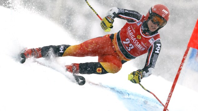 Il dévale la piste.