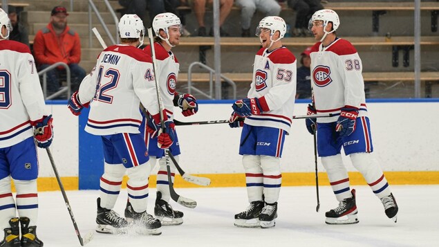 Cinq joueurs célèbrent après le coup de sifflet final.