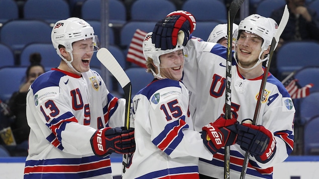 Les joueurs des États-Unis célèbrent un but.