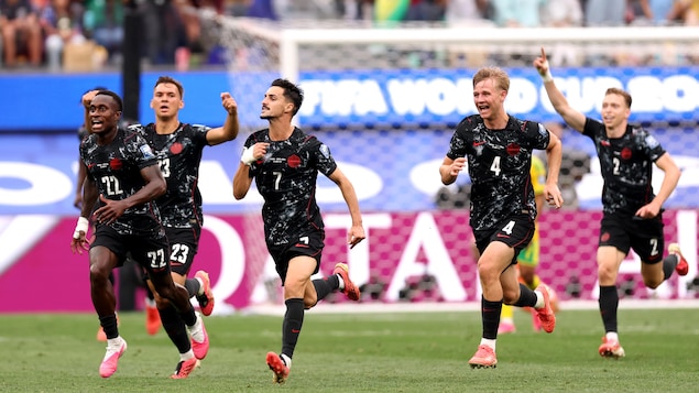 Un joueur de soccer et ses coéquipiers