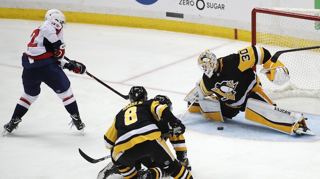 Evgeny Kuznetsov (no 92) déjoue Matt Murray (no 30) et élimine les Penguins de Pittsburgh. Evgeny Kuznetsov (no 92) déjoue Matt Murray (no 30) et élimine les Penguins de Pittsburgh.