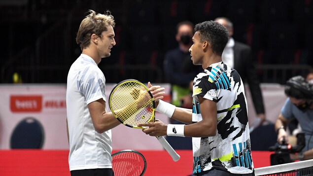 Alexander Zverev, à gauche, sert la main de Félix Auger-Aliassime après leur finale à Cologne.