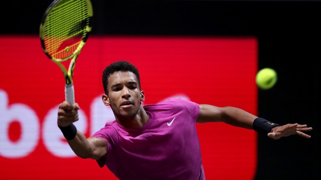 Un joueur de tennis vient tout juste de frapper une balle.
