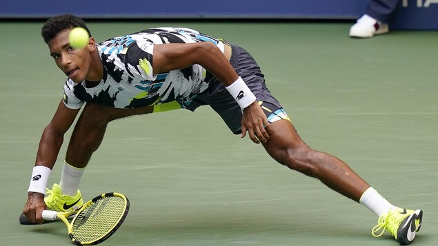 Auger-Aliassime frappe un coup droit.