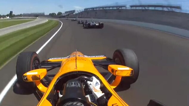 Fernando Alonso dans son auto lors des 500 miles d'Indianapolis de 2017