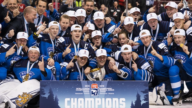 Des joueurs prennent une photo d'équipe avec le trophée qu'ils viennent de gagner.