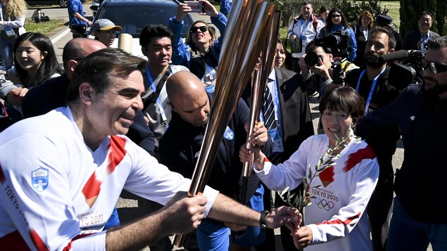 L'ancienne marathonienne japonais, Noguchi Mizuchi, passe la flamme olympique au
porte-parole en chef de la Commission européenne, Margaritis Schinas.