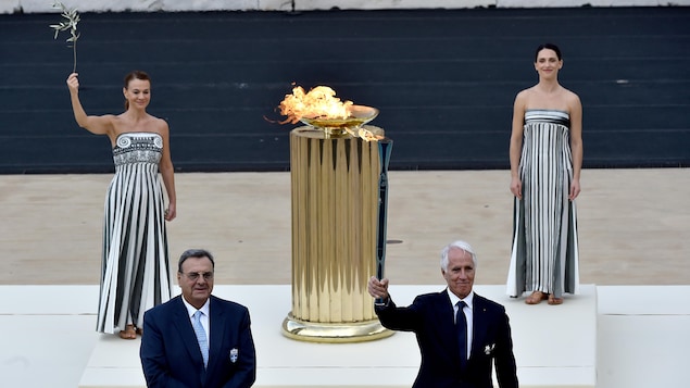 La flamme olympique remise au président du comité des Jeux de Milan-Cortina
