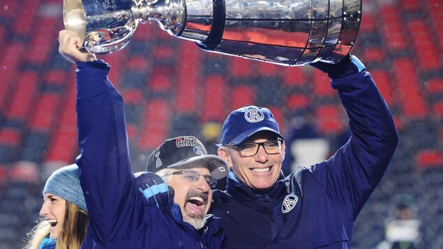 Jim Popp et Marc Trestman célèbrent la conquête de la Coupe Grey en novembre 2017