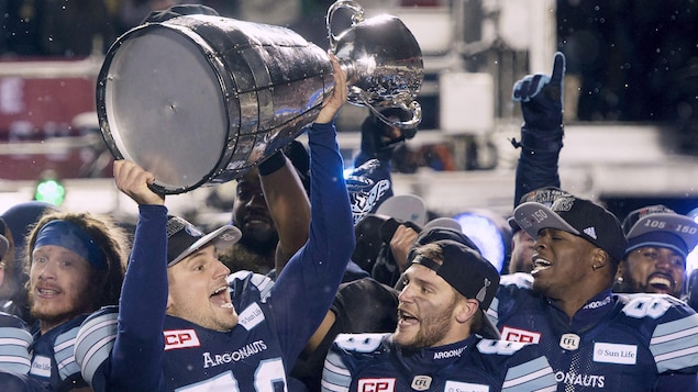 Les joueurs des Argonauts de Toronto célèbrent avec la coupe Grey. Les joueurs des Argonauts de Toronto célèbrent avec la coupe Grey.