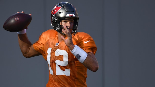 Il décoche une passe au camp d'entraînement des Buccaneers de Tampa Bay.