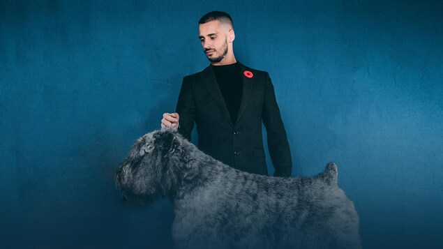 François Imbeau-Dulac se tient derrière son chien Salto.