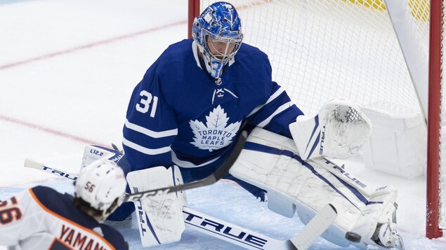 Frederik Andersen effectue un arrêt de la jambière gauche sur un tir de Kailer Yamamoto.