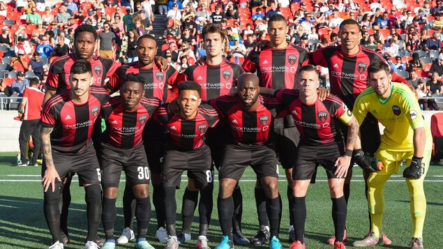 Les joueurs du Fury FC d'Ottawa posent pour un photographe avant une rencontre à la Place TD Les joueurs du Fury FC d'Ottawa posent pour un photographe avant une rencontre à la Place TD