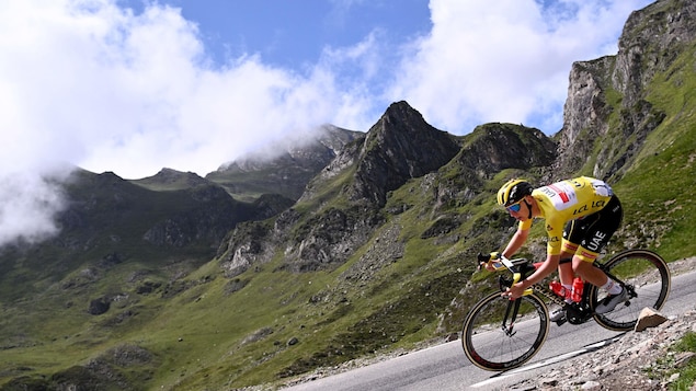 Le gagnant du Tour de France, Tadej Pogacar, circule à travers les montagnes. 