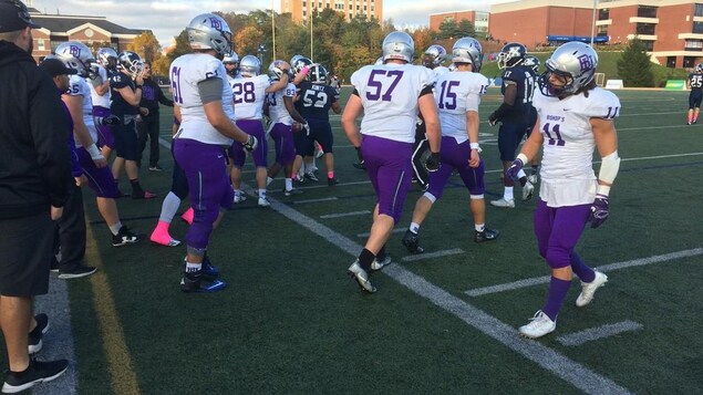 Les Gaiters de l'Université Bishop's ont conclu leur saison contre les X-Men de l'Université Saint-Francis Xavier. Les Gaiters de l'Université Bishop's ont conclu leur saison contre les X-Men de l'Université Saint-Francis Xavier.