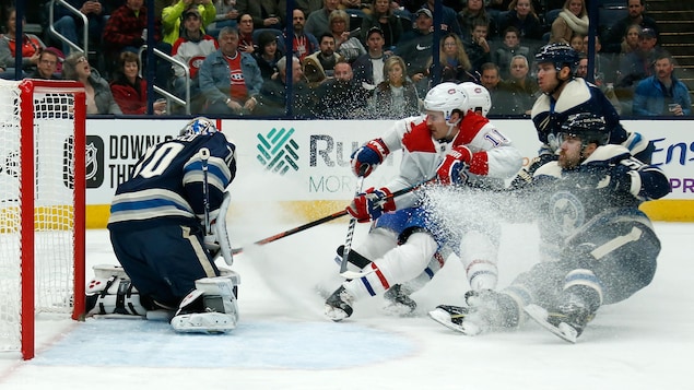 Quatre joueurs se présentent devant le gardien des Blue Jackets.