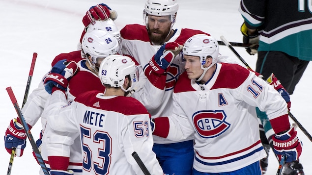Brendan Gallagher célèbre son but avec ses coéquipiers.