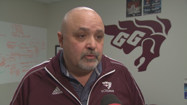 Le directeur adjoint du Service des sports de l'Université d'Ottawa, Roger Archambault, en entrevue à Radio-Canada Le directeur adjoint du Service des sports de l'Université d'Ottawa, Roger Archambault, en entrevue à Radio-Canada