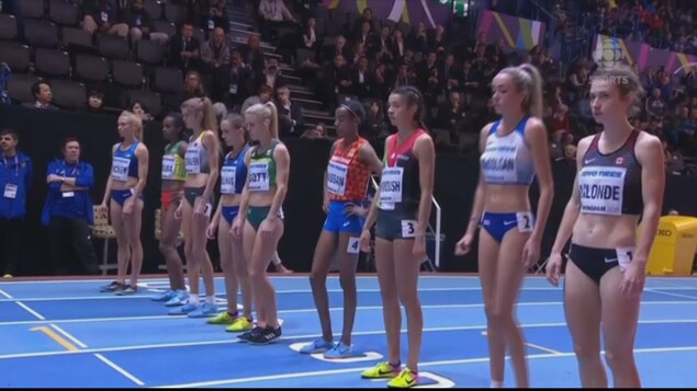 Geneviève Lalonde, à droite, avant de prendre le départ du 3000 m aux Mondiaux d'athlétisme en salle.