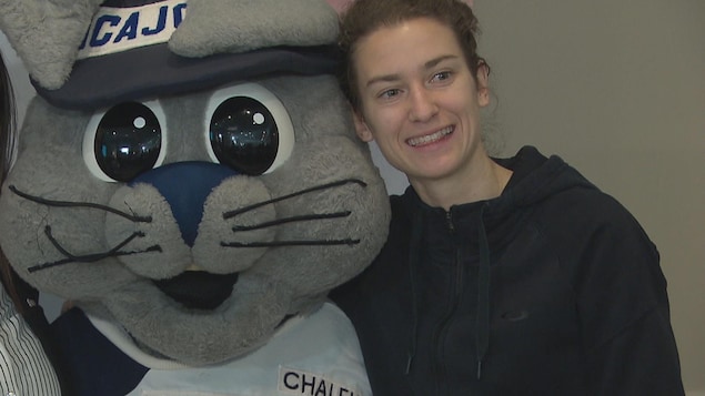 Geneviève Lalonde avec la mascotte des Jeux de l'Acadie, Acajoux