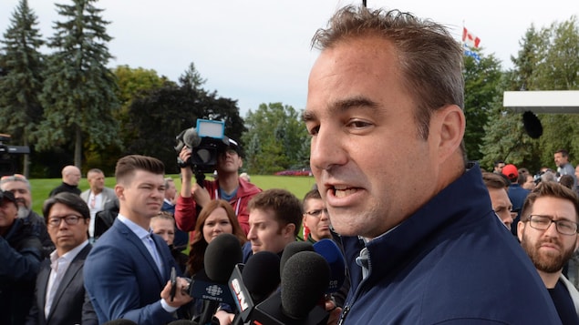 Geoff Molson devant les médias lors du tournoi de golf du Canadien de Montréal