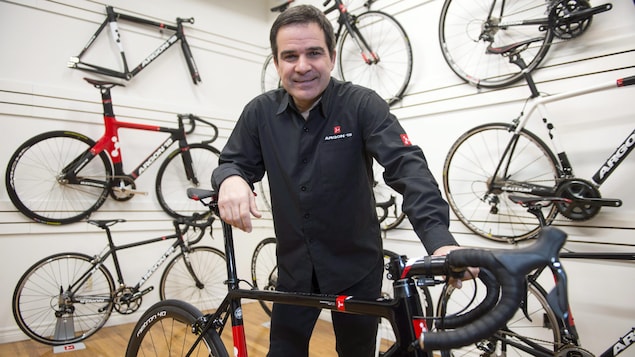 Gervais Rioux pose avec un vélo Argon 18