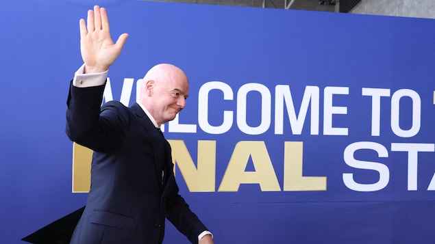 Il salue la caméra.