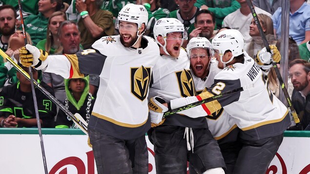 Quatre hockeyeurs des Golden Knights de Vegas célèbrent un but.
