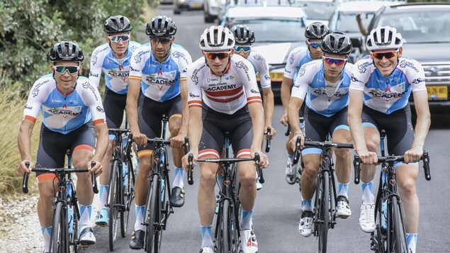 Guillaume Boivin (1er à gauche) s'entraîne à vélo avec les sept autres membres de la formation Israel Cycling Academy en prévision du coup d'envoi du Giro 2018, à Jérusalem. Guillaume Boivin (1er à gauche) s'entraîne à vélo avec les sept autres membres de la formation Israel Cycling Academy en prévision du coup d'envoi du Giro 2018, à Jérusalem.