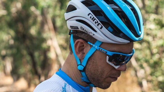 Gros plan d'un cycliste avec son casque et ses lunettes spéciales.