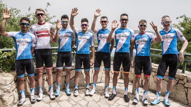 Guillaume Boivin (2e à partir de la droite) pose devant un belvédère en Israël en compagnie de ses coéquipiers de l'équipe Israel Cycling Academy. Guillaume Boivin (2e à partir de la droite) pose devant un belvédère en Israël en compagnie de ses coéquipiers de l'équipe Israel Cycling Academy.
